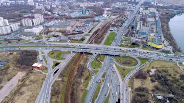 Letecký pohled na křižovatku dálnice. Moskevské předměstí. Pohled z ptačího letu — Stock video