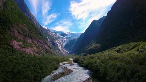 Krásná příroda Norsko přírodní krajina. Ledovec Kjenndalsbreen letecké záběry. — Stock video