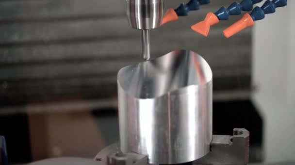 CNC frézka pro obrábění kovů. Řezání kovů moderní technologie zpracování. — Stock video