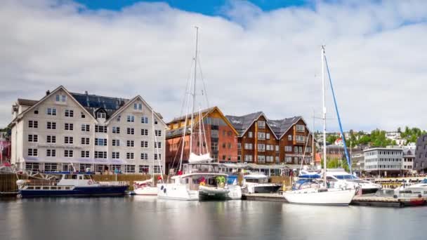 Vista de un puerto deportivo en Tromso, Norte de Noruega timelapse. Tromso es considerada la ciudad más septentrional del mundo con una población superior a 50.000 habitantes . — Vídeos de Stock