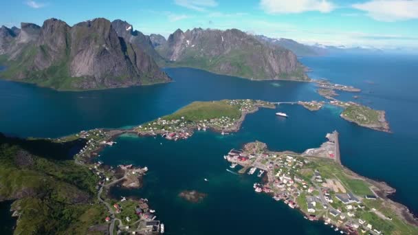Panorama Lofoten ostrovy v kraji Nordland, Norsko. Je známý pro jedinečnou scenérii s dramatickými horami a štíty, otevřeným mořem a chráněnými zátokami, plážemi a nedotčenými zeměmi. — Stock video