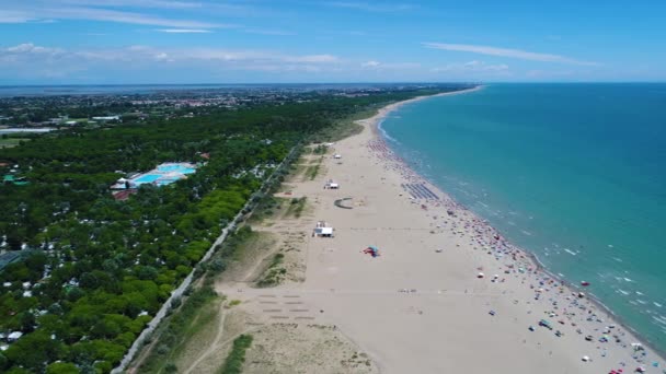 Italien, der Strand der Adria. Ruhe am Meer in der Nähe von Venedig. Drohnenflüge aus der Luft. — Stockvideo