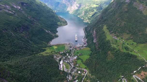 Geiranger Fjord, Beautiful Nature Noruega Aerial footage. Es una rama de 15 kilómetros (9.3 mi) de largo fuera del Sunnylvsfjorden, que es una rama fuera del Storfjorden (Gran fiordo) ). — Vídeos de Stock