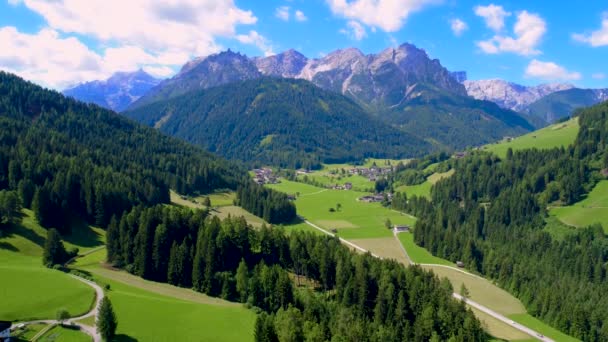 Vista panorâmica da bela paisagem dos Alpes, bela natureza da Itália. Voos aéreos de drones FPV . — Vídeo de Stock