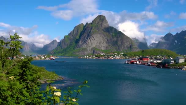 Lofoten je souostroví v kraji Nordland, Norsko. Je známý pro výraznou scenérii s majestátní hory a vrcholy, otevřené moře a chráněné zátoky, pláže a nedotčená země. — Stock video