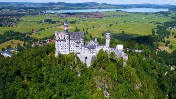 Neuschwanstein slott Bayerske alper Tyskland. FPV-droneflyginger i luften. – stockvideo