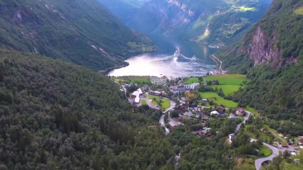 Geiranger fjord, Beautiful Nature Norway Aerial footage (англійською). Це 15-кілометрова гілка від Sunnylvsfjorden, яка є відгалуженням від Storfjorden (Великий фіорд).). — стокове відео