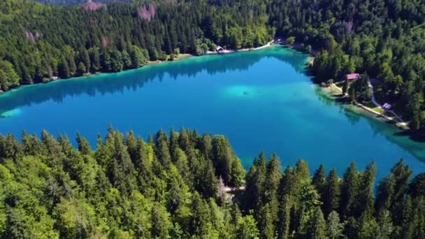 Lago di Fusine Superiore Itália Alpes. Voos aéreos de drones FPV . — Vídeo de Stock