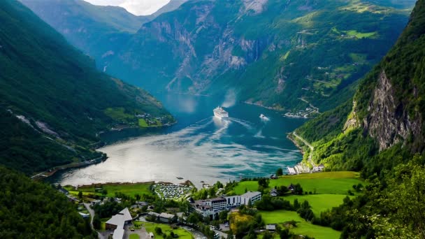 Geiranger fjord, Norway. Це 15-кілометрова гілка від Sunnylvsfjorden, яка є відгалуженням від Storfjorden (Великий фіорд).). — стокове відео