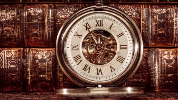 Horloge antique cadran close-up. Vintage montre de poche. — Video