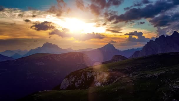 Národní přírodní park Tre Cime V Dolomitských Alpách. Krásná příroda Itálie. Letecké lety FPV dronem při západu slunce — Stock video