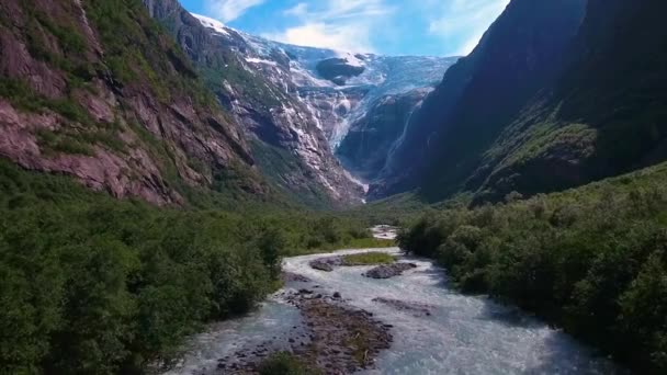 Prachtige natuur Noorwegen natuurlijk landschap. Gletsjer Kjenndalsbreen luchtbeelden. — Stockvideo