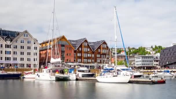 Utsikt över en marina i Tromso, Nordnorge. Tromso anses vara den nordligaste staden i världen med en befolkning över 50.000. — Stockvideo