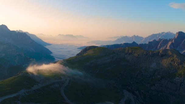Parque Nacional de la Naturaleza Tre Cime En los Alpes Dolomitas. Hermosa naturaleza de Italia. Vuelos aéreos de aviones no tripulados FPV al atardecer — Vídeos de Stock