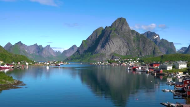 Lofoten är en skärgård i Nordland, Norge. Är känd för en distinkt natur med dramatiska berg och toppar, öppet hav och skyddade vikar, stränder och orörda marker. — Stockvideo