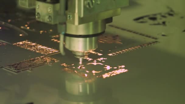 CNC laserové řezání kovu, moderní průmyslová technika. — Stock video