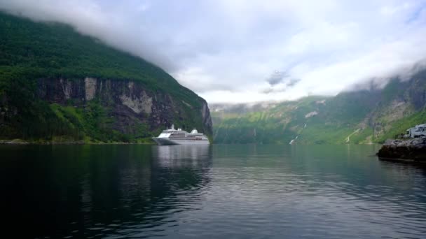 Гейрангер фьорд роуд, Норвегия. Это 15-километровый (9,3 миль) длинный филиал от Sunnylvsfjorden, который является филиалом от Storfjorden (Великий фьорд ). — стоковое видео