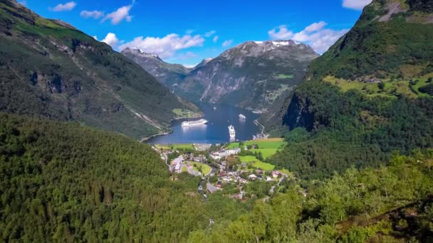 Geiranger fjord, Mooie Natuur Noorwegen Luchtopname. Het is een 15 kilometer lange aftakking van de Sunnylvsfjorden, een aftakking van de Storfjorden (Grote Fjord)). — Stockvideo