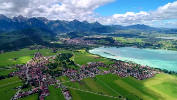 Panorama dall'alto Forggensee e Schwangau, Germania, Baviera. Voli aerei con drone FPV. — Video Stock
