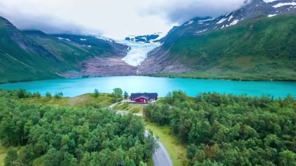 Norveç hava sahasında Svartisen Buzulu. Svartisen, Norveç 'in kuzeyinde yer alan iki buzul için kullanılan ortak bir terimdir. Buzuldaki su toplanır ve hidroelektrik üretimi için kullanılır.. — Stok video