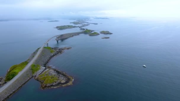 大西洋航线（英语：Atlantic Ocean Road）或大西洋航线（Atlanterhavsveien）被授予挪威世纪建筑（英语：Norwegian Construction of the Century）的称号。被列为国家旅游路线的那条路. — 图库视频影像