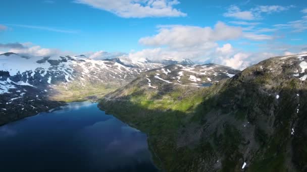 Съёмки с воздуха Beautiful Nature Norway. Летающие над озерами и фьордами. Вид с высоты птичьего полета . — стоковое видео