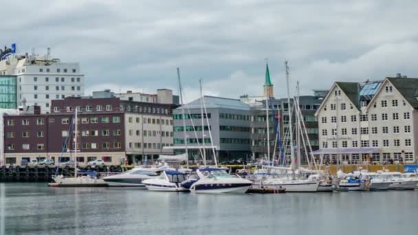 Вид на пристань в Тромсо, Північна Норвегія. Тромсо вважається найпівнічнішим містом у світі з населенням понад 50 000 осіб.. — стокове відео