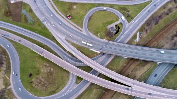 Vista aérea de um cruzamento de auto-estrada. Tiro em 4K (ultra-alta definição (UHD )) — Vídeo de Stock