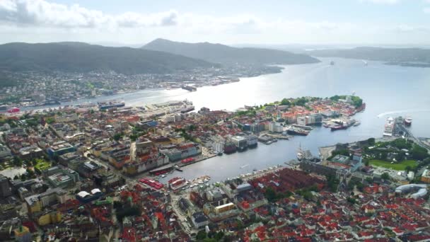 Bergen) - місто і муніципалітет в Гордаланді на західному узбережжі Норвегії. Берген - друге за величиною місто в Норвегії. Вид з висоти польоту птахів. Рейси FPV безпілотних літальних апаратів. — стокове відео