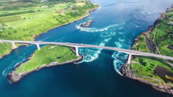 Hidromasajes de la vorágine de Saltstraumen, Nordland, Noruega vista aérea Beautiful Nature. Saltstraumen es un estrecho pequeño con una de las corrientes de marea más fuertes del mundo . — Vídeos de Stock