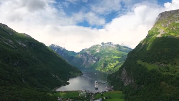 Geiranger fjord, Krásná příroda Norsko Letecký záznam. Je to 15 kilometrů dlouhá větev od Sunnylvsfjorden, která je větev mimo Storfjorden (Great Fjord). — Stock video