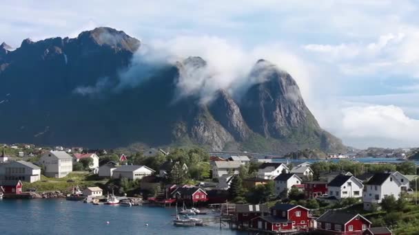Прибуття являє собою архіпелаг, в графстві Nordland, Норвегія. Славиться відмінною Декорація з гори драматичних і піки, відкритого моря і закритих затоках, пляжами і недоторканою земель. — стокове відео