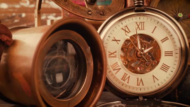 Старий кишеньковий годинник старовинний натюрморт — стокове відео