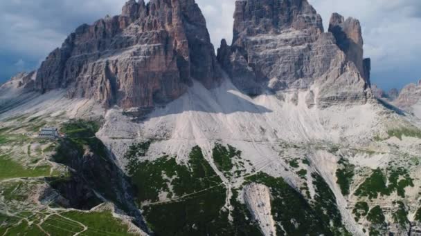 Národní přírodní park Tre Cime V Dolomitských Alpách. Krásná příroda Itálie. Letecké lety FPV dronem při západu slunce — Stock video