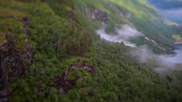 Geiranger fjord, ธรรมชาติที่สวยงาม นอร์เวย์ (เลนส์กะเอียง) มันเป็นสาขาที่ยาว 15 กิโลเมตร (9.3 ไมล์) ออกจาก Sunnylvsfjorden ซึ่งเป็นสาขาที่อยู่นอกสตอร์ฟยอร์ด (Great Fjord) ). — วีดีโอสต็อก