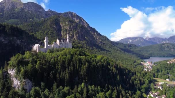 Castelo de Neuschwanstein Alpes bávaros Alemanha. Voos aéreos de drones FPV. — Vídeo de Stock