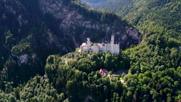 Castello di Neuschwanstein Alpi Bavaresi Germania. Voli aerei con drone FPV. — Video Stock