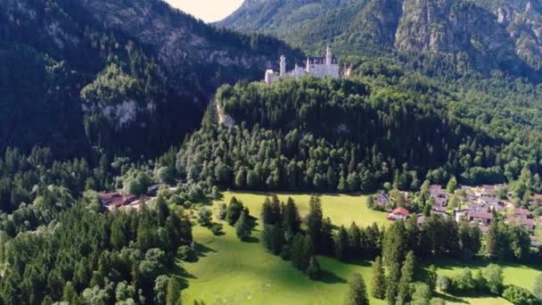 Castelo de Neuschwanstein Alpes bávaros Alemanha. Voos aéreos de drones FPV. — Vídeo de Stock