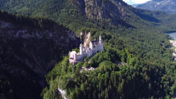 Castello di Neuschwanstein Alpi Bavaresi Germania. Voli aerei con drone FPV. — Video Stock