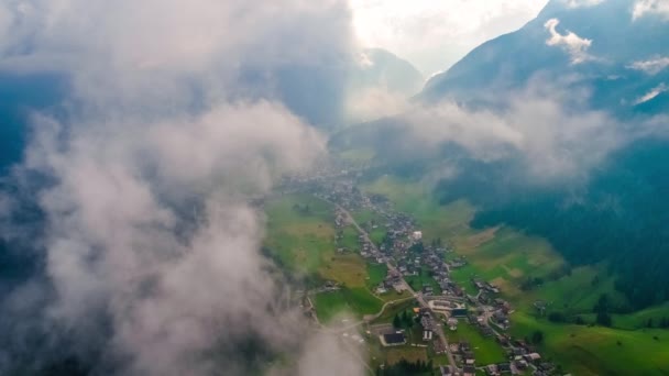Sappada İtalya, Dolomites Alpleri 'nin kuzeydoğu köşesi. Hava FPV İHA uçuşları. — Stok video