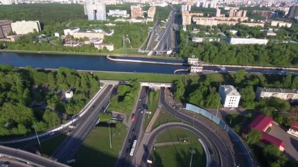 Aerial view of a freeway intersection. — Stock Video