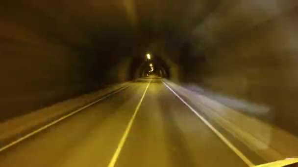 ノルウェーの道路での車の運転時間の経過 — ストック動画