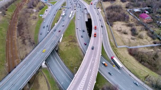 Vue aérienne d'une intersection d'autoroutes. Tourné en 4K (ultra-haute définition (UHD )) — Video