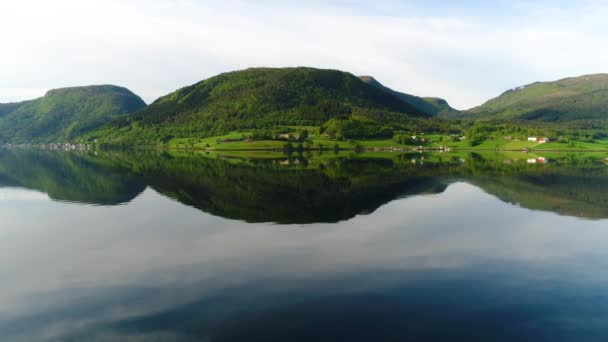 Luchtfoto 's Prachtige Natuur Noorwegen. Luchtvluchten met FPV-drone. — Stockvideo
