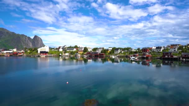 Lofoten é um arquipélago da Noruega localizado no condado de Nordland. É conhecido por um cenário distinto com montanhas e picos dramáticos, mar aberto e baías abrigadas, praias e terras intocadas . — Vídeo de Stock