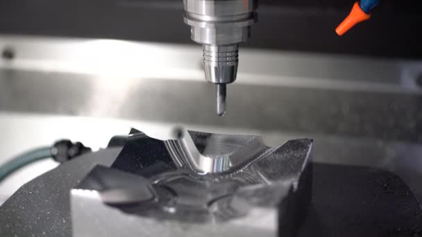 Máquina de trituração CNC Metalworking. Corte de metal moderna tecnologia de processamento. — Vídeo de Stock