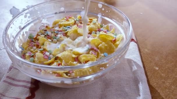 Croustillant flocons de maïs jaune dans le bol pour le matin un délicieux petit déjeuner avec du lait. Mouvement lent avec tir de suivi de rotation .