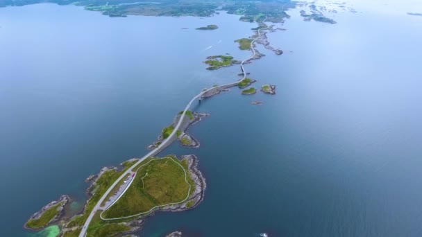 Atlantik Okyanusu Yolu (Atlanterhavsveien), Atlantik Okyanus Yolu (Norveççe: "Yüzyılın İnşaatı") olarak adlandırılmıştır. Ulusal Turizm Rotası olarak sınıflandırılan yol. — Stok video