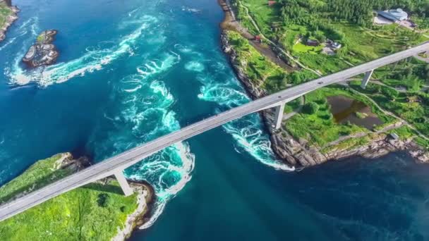 Whirlpools van de maalstroom van Saltstraumen, Nordland, Norway antenne bekijken prachtige natuur. Saltstraumen is een kleine straat met een van de sterkste getijdenstromingen in de wereld. — Stockvideo