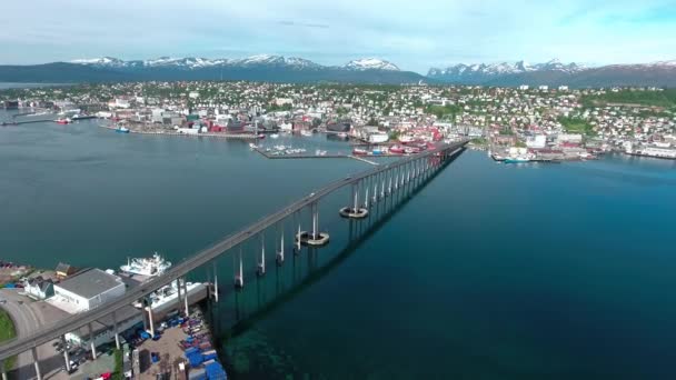 Imágenes aéreas de Bridge of city Tromso, Noruega. Tromso es considerada la ciudad más septentrional del mundo con una población superior a 50.000 habitantes . — Vídeos de Stock